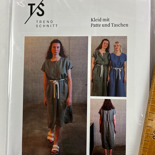 Trendschnitt Kleid mit Patte und Taschen